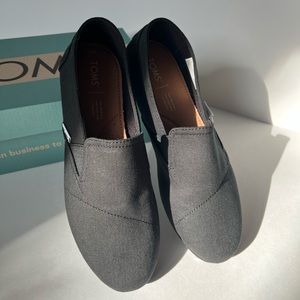 New in Box and with Tags Toms - Black, size 8